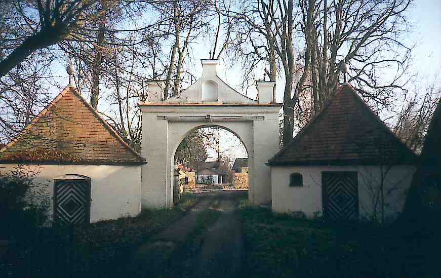 Schlo Mariakirchen, Toreinfahrt vom Schlo aus betrachtet
